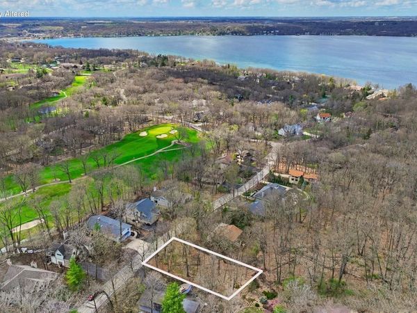 104 SAINT ANDREWS TRAIL, Fontana, WI 53125