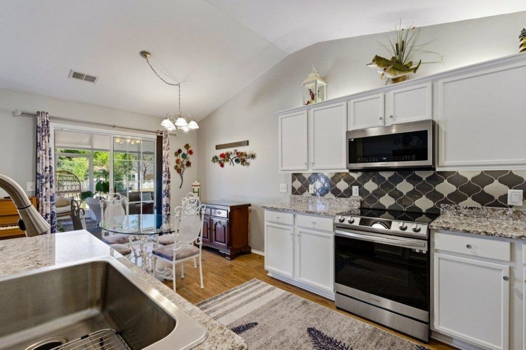 642 Oakhurst Dr.  Photo 11