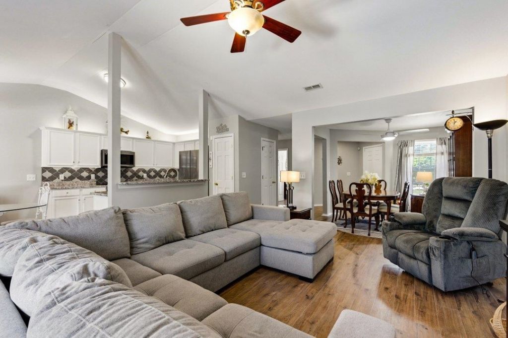 642 Oakhurst Dr.  Photo 4