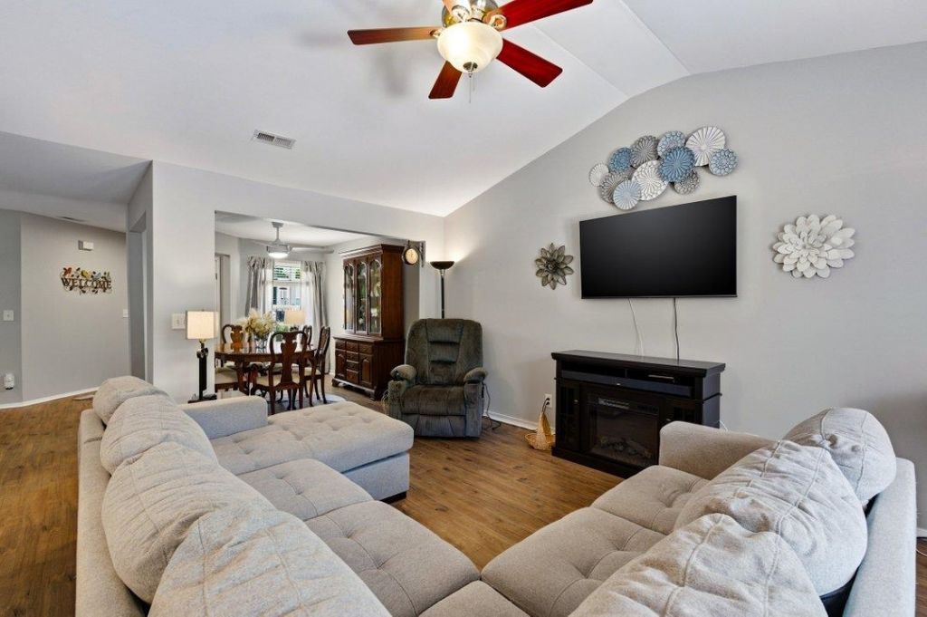 642 Oakhurst Dr.  Photo 5