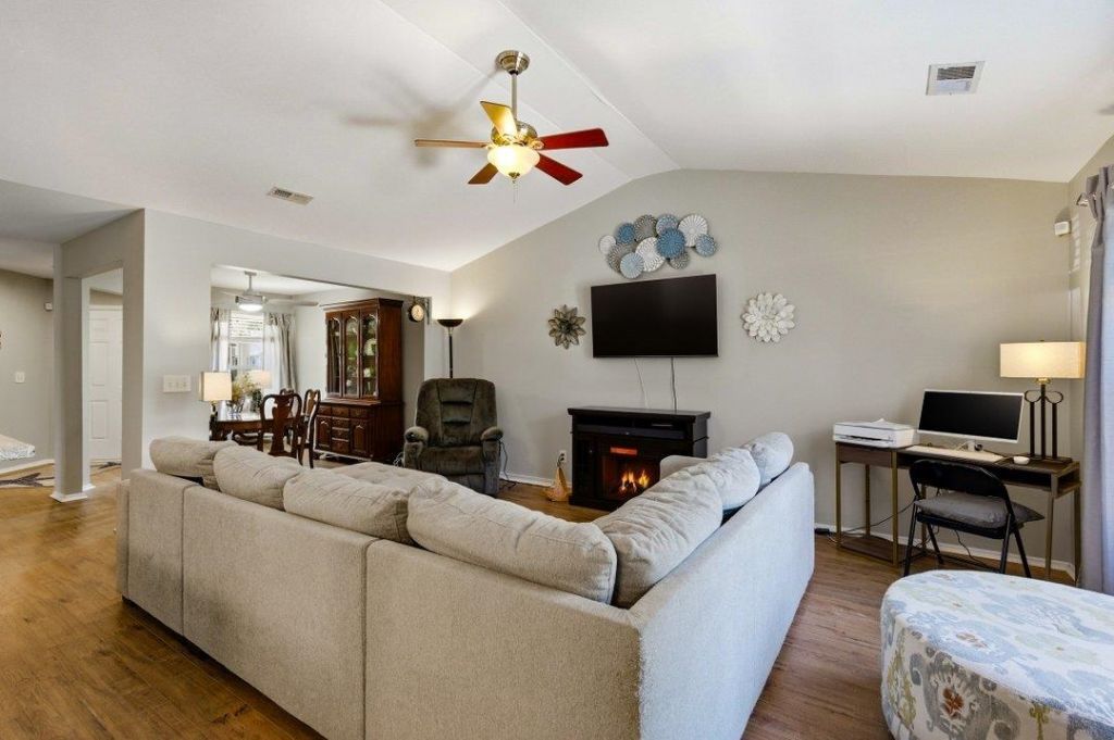 642 Oakhurst Dr.  Photo 6