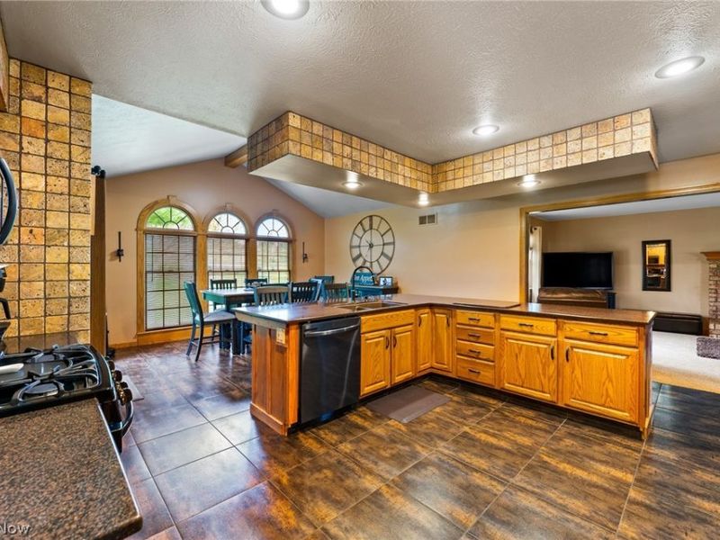 98 Jade Circle, Canfield, OH 44406 Photo 6