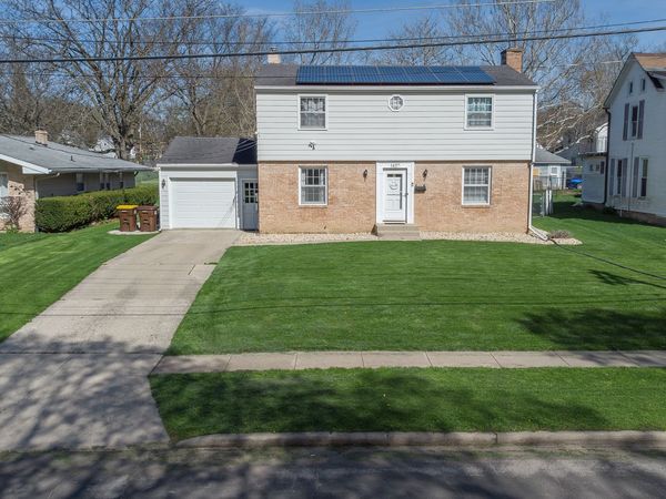 1437 S Walnut Avenue, Freeport, IL 61032