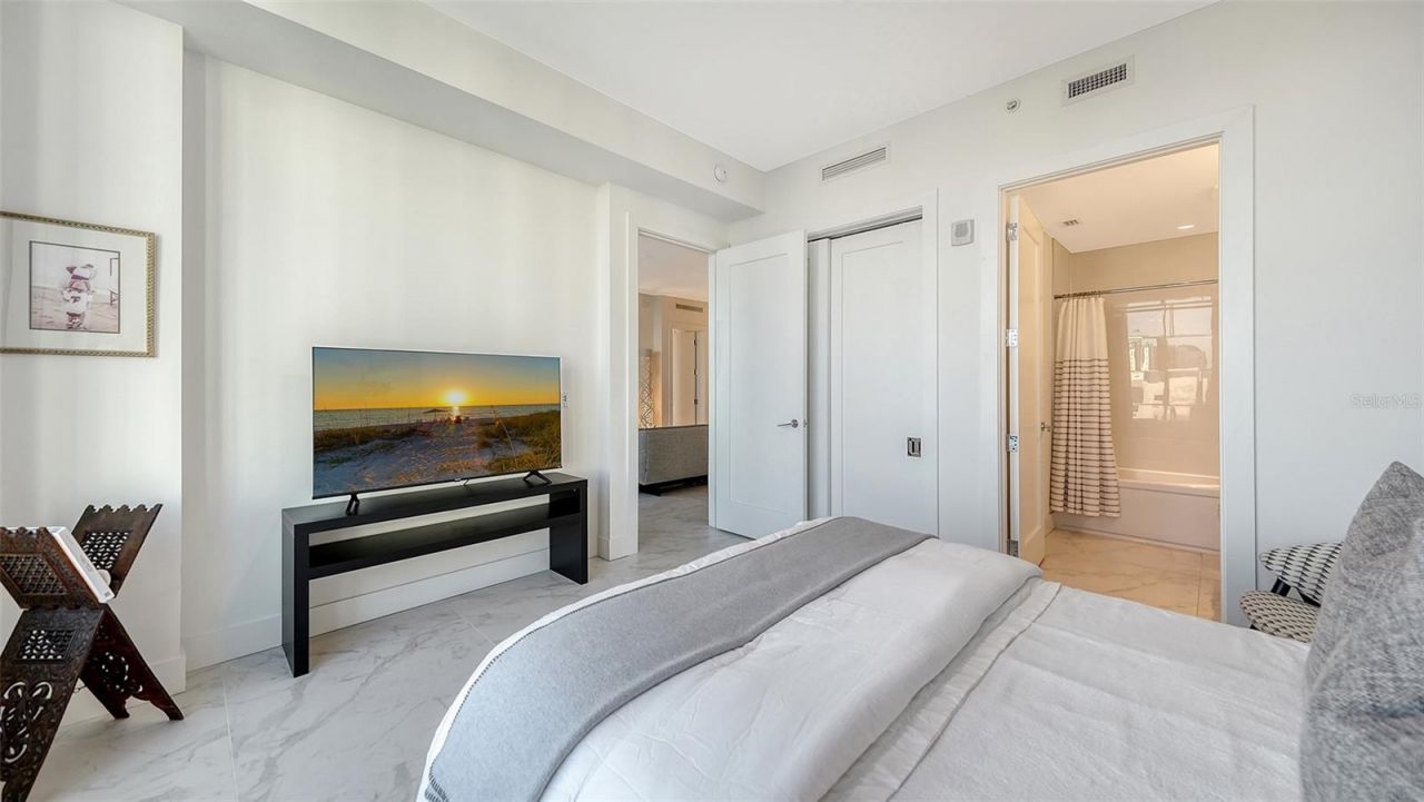 111 S Pineapple Avenue, Unit 1013, Sarasota, FL 34236 Photo