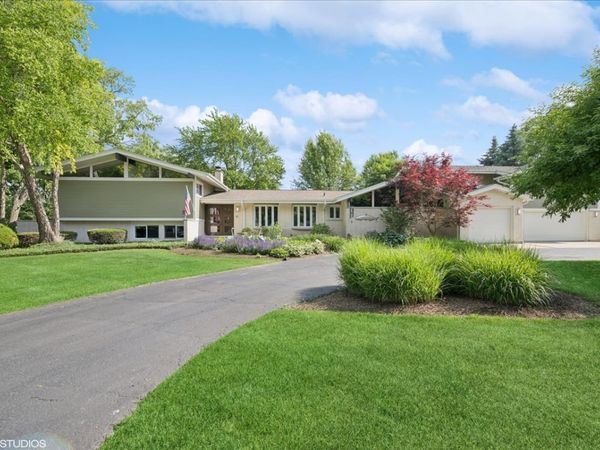 16 Lagoon Drive, Hawthorn Woods, IL 60047