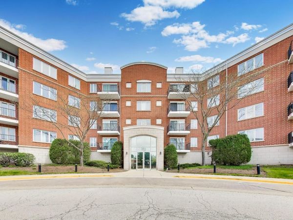 351 Town Place Circle , Unit 402, Buffalo Grove, IL 60089