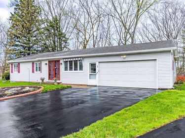 40 Carlsam Circle E, Rochester, NY 14609