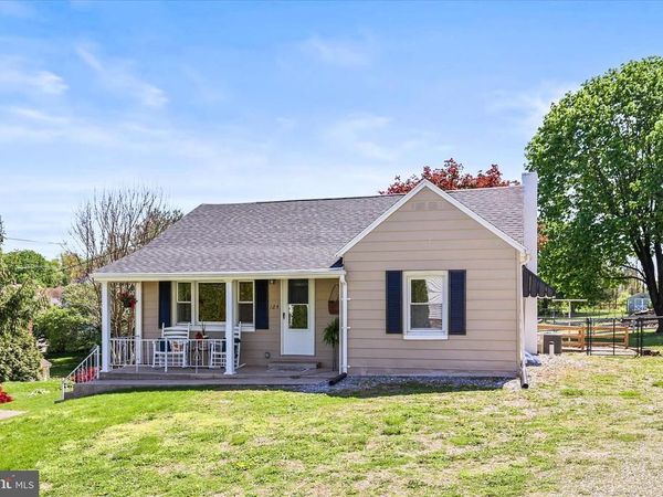 124 S MAIN STREET, SEVEN VALLEYS, PA 17360