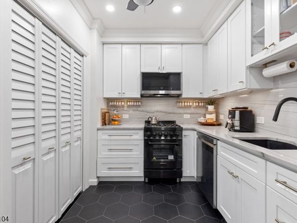 91 Coles St, Jersey, NJ 07302