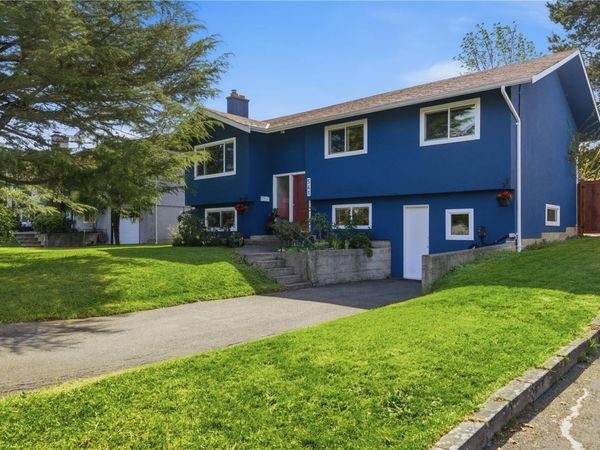 541 Warren Ave , Saanich, BC V8Z 2J6