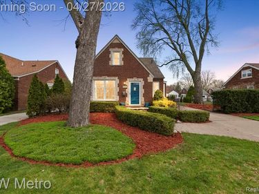 1830 Stanhope Street, Grosse Pointe Woods, MI 48236