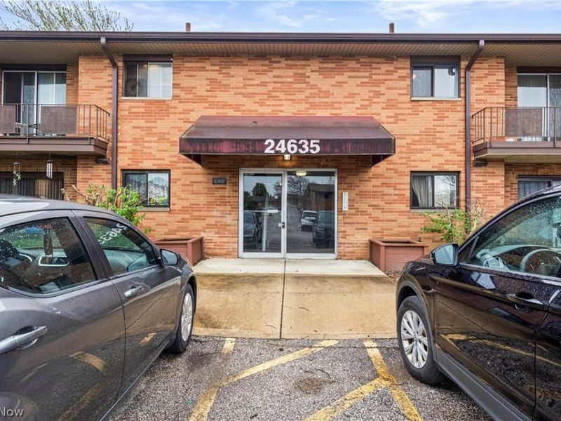 24635 Clareshire Drive, Unit 203, North Olmsted, OH 44070 Photo 2