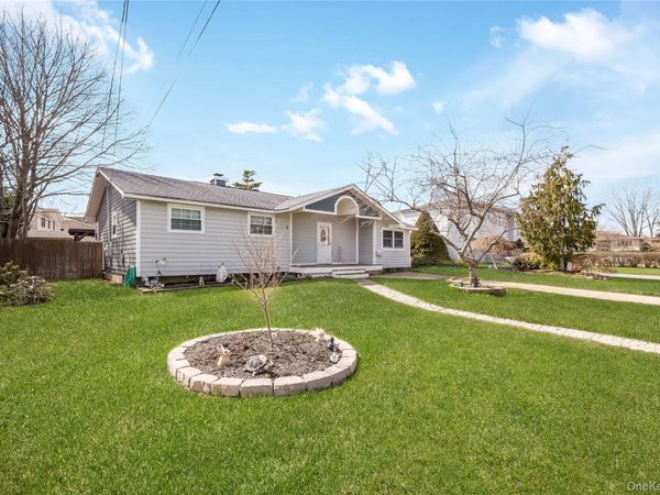 6 Evy Court , Sayville, NY 11782