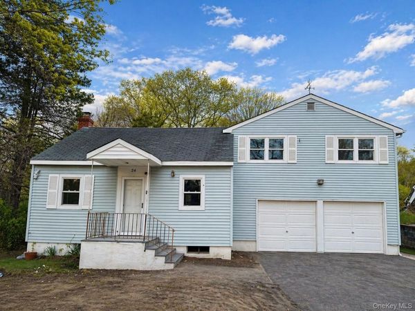 24 Stratford Avenue , Dix Hills, NY 11746