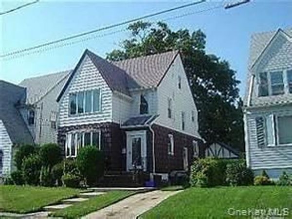 75 Munro Boulevard , Valley Stream, NY 11581