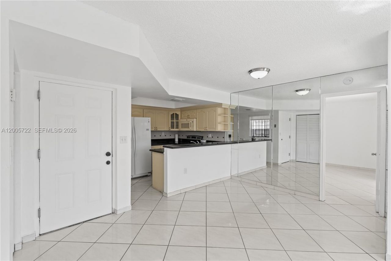 10877 NW 7th St, Unit 21-35, Miami, FL 33172 Photo