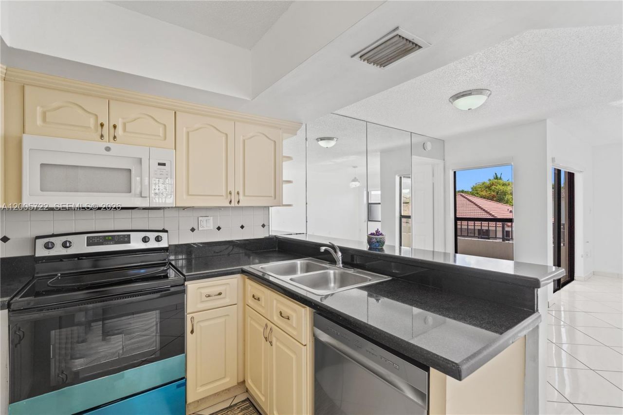 10877 NW 7th St, Unit 21-35, Miami, FL 33172 Photo