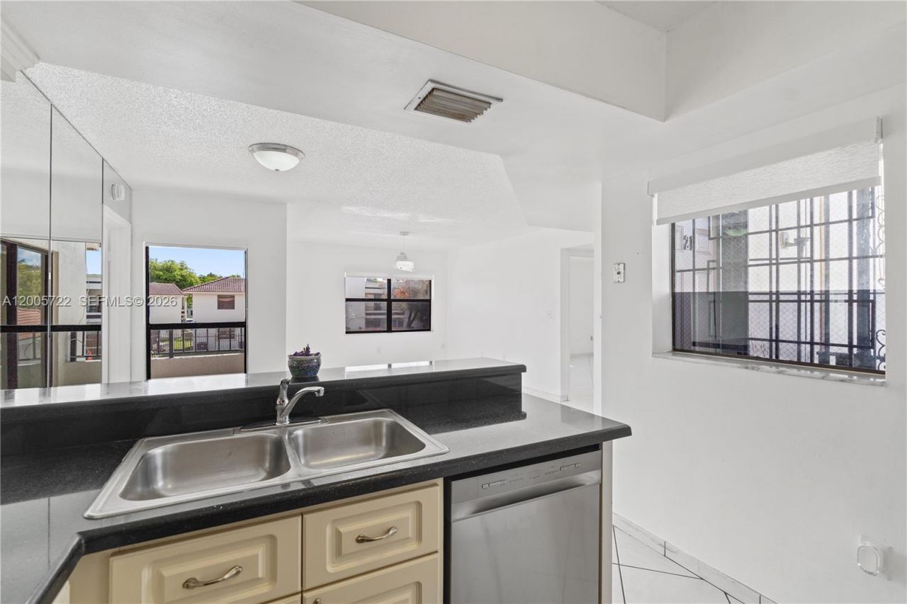 10877 NW 7th St, Unit 21-35, Miami, FL 33172 Photo