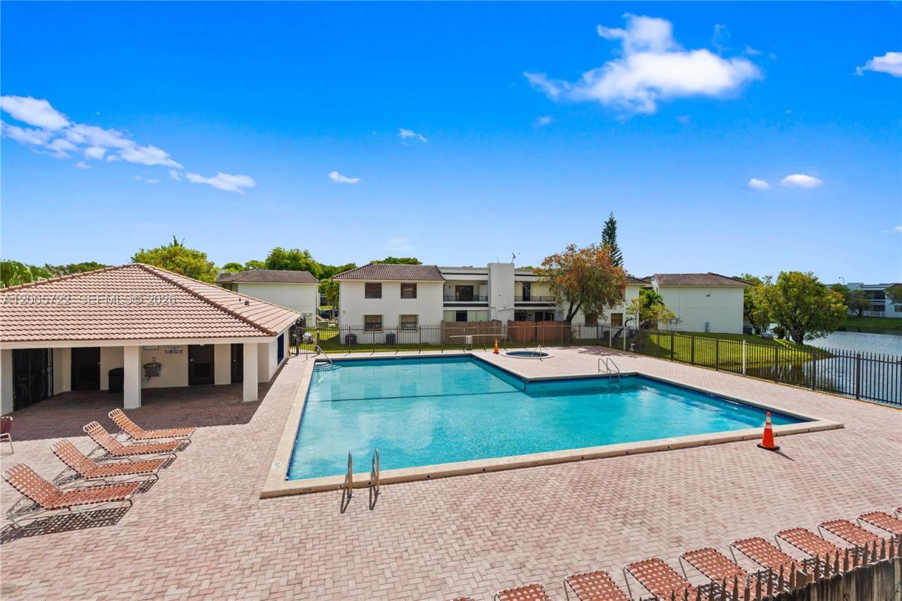 10877 NW 7th St, Unit 21-35, Miami, FL 33172 Photo