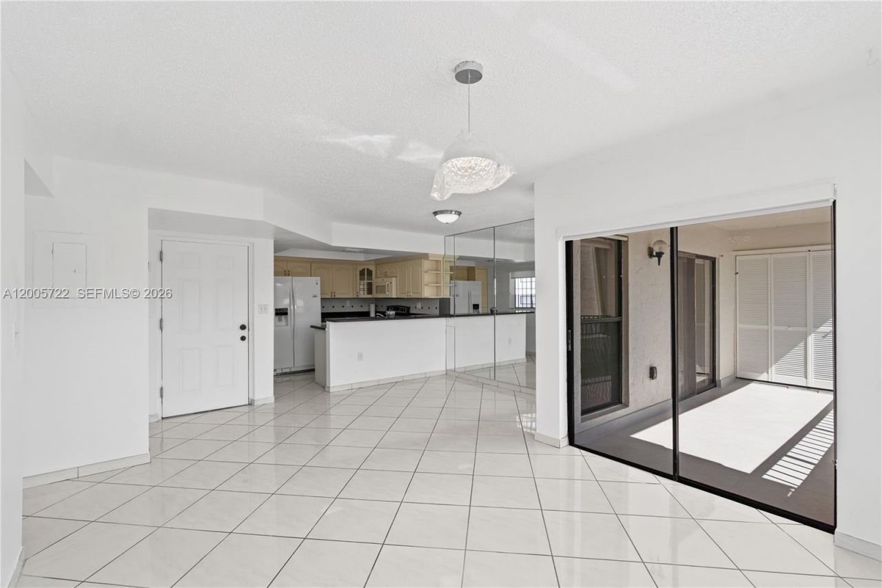 10877 NW 7th St, Unit 21-35, Miami, FL 33172 Photo