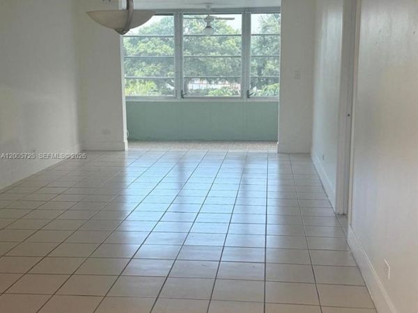 447 NE 195th St, Unit 310, Miami, FL 33179