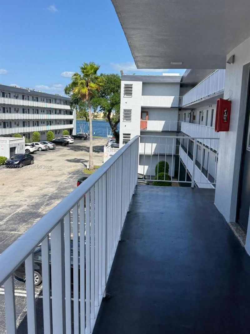 447 NE 195th St, Unit 310, Miami, FL 33179 Photo