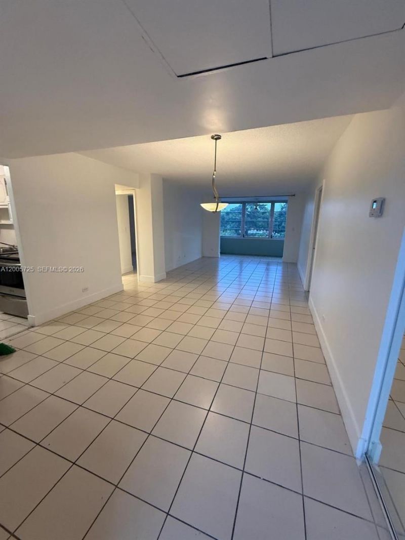 447 NE 195th St, Unit 310, Miami, FL 33179 Photo
