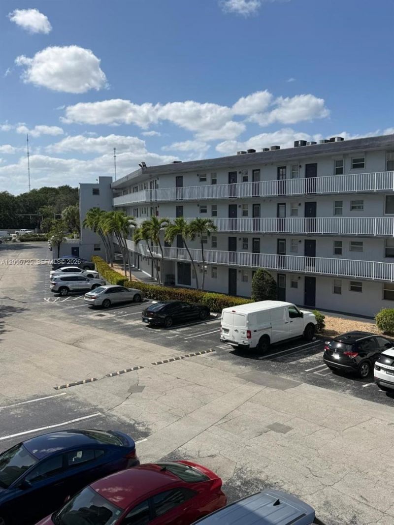 447 NE 195th St, Unit 310, Miami, FL 33179 Photo