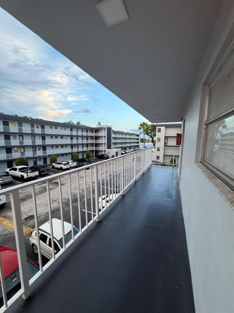 447 NE 195th St, Unit 310, Miami, FL 33179 Photo