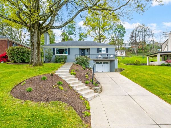 1090 Lakemont Dr , Pittsburgh, PA 15243