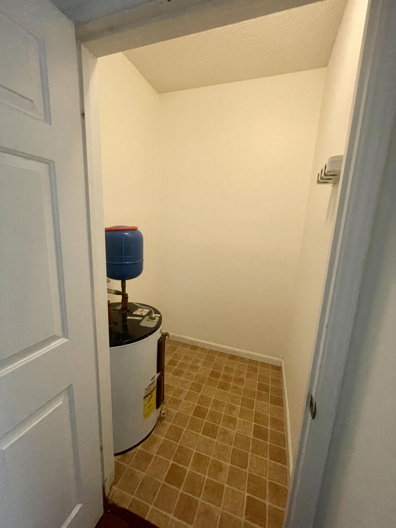 2411 Chatelain Way Photo 14