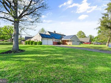 18 S FORSYTHIA DRIVE S, LEVITTOWN, PA 19056