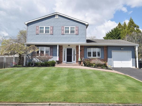 32 Lagoon Place , East Islip, NY 11730
