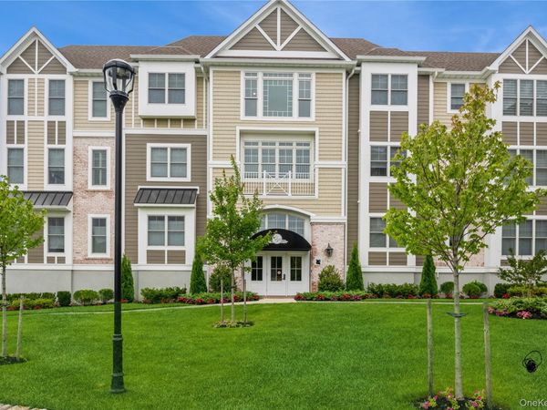 21105 Aspenwood Drive, Unit 275, Plainview, NY 11803