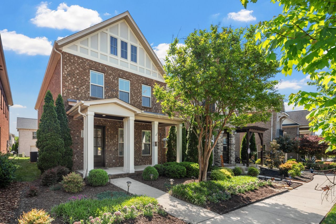 124 Ashcrest Pt , Hendersonville, TN 37075 Main Photo