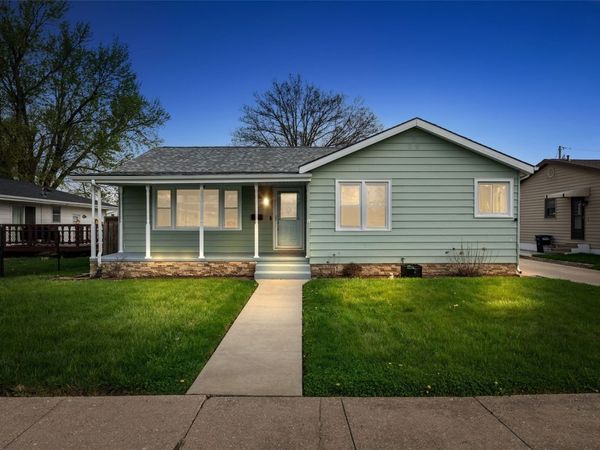 2270 24th Ave , Marion, IA 52302