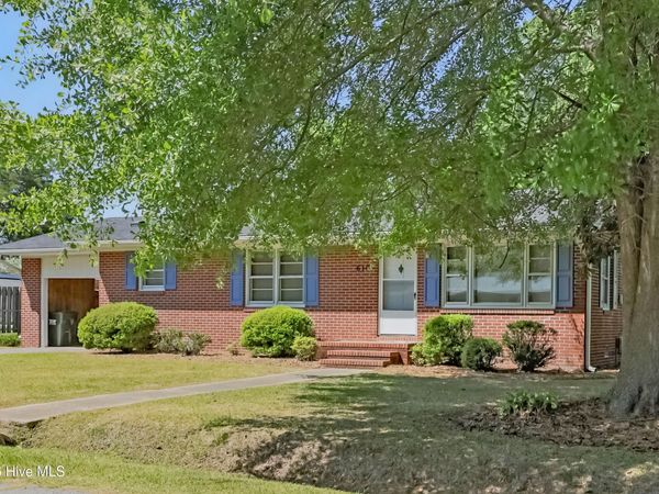 610 W Church Street , Beulaville, NC 28518