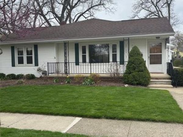 121 S Tompkins Street , Howell, MI 48843