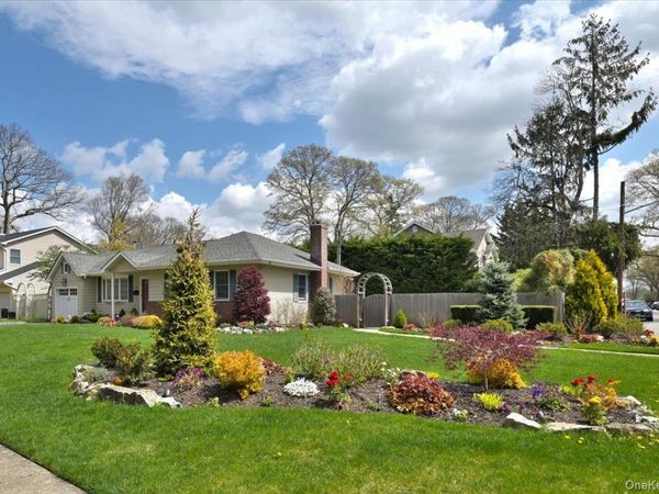 586 Seaford Avenue , Massapequa, NY 11758