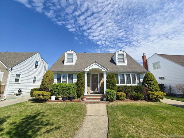 29 Tenafly Drive, New Hyde Park, NY 11040