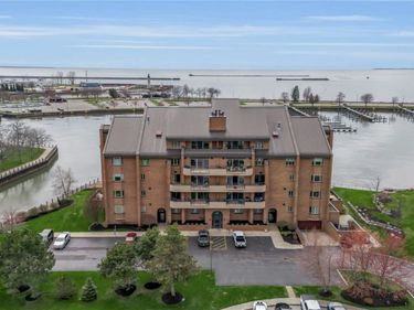 40 Waterfront Circle , Buffalo, NY 14202
