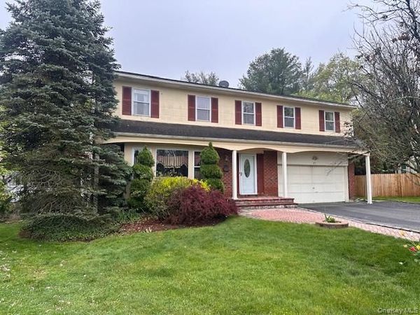 47 Carriage Road , Roslyn, NY 11576