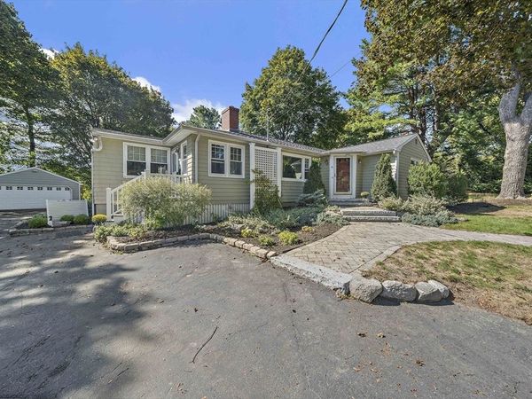 10 Newhall Rd, Lynnfield, MA 01940