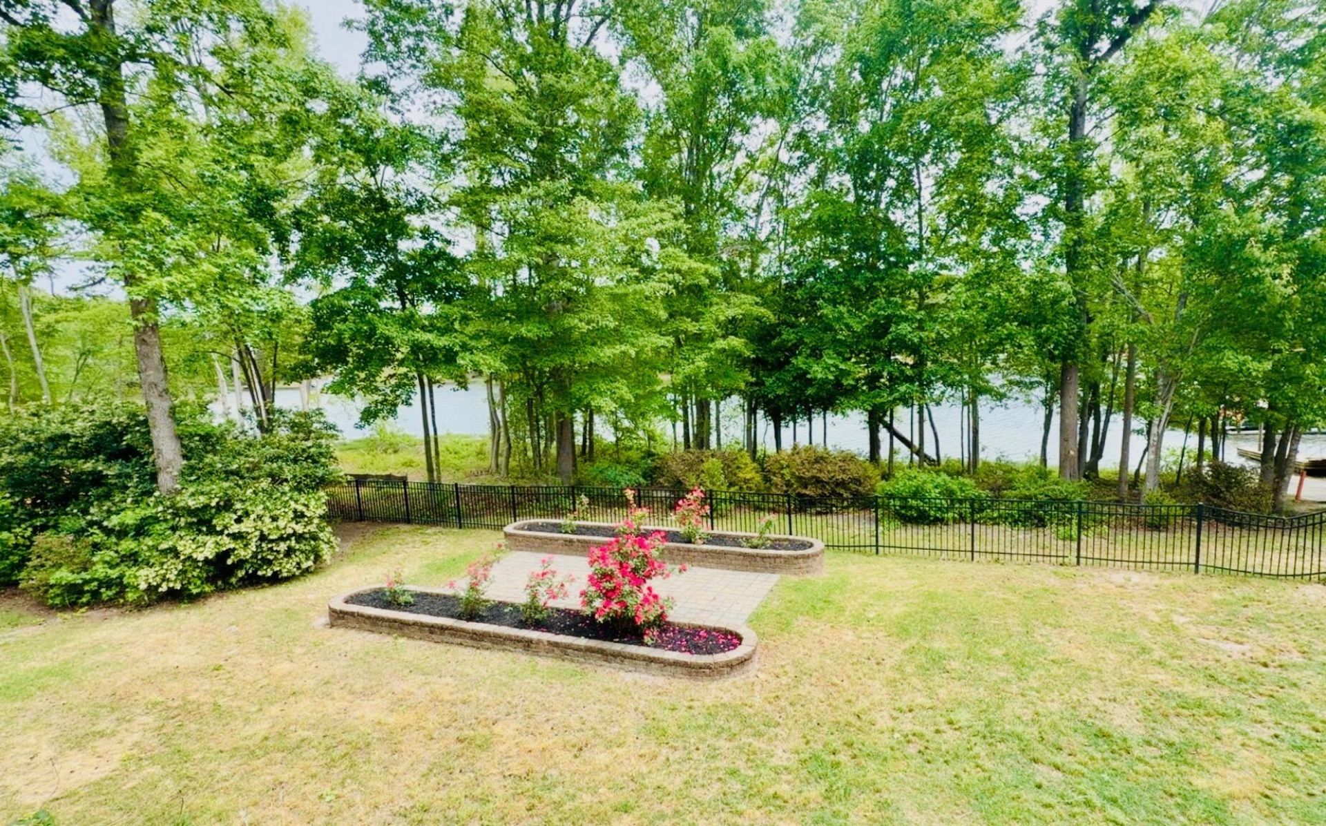 100 Shores Edge Drive Photo 4