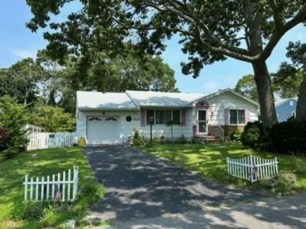 29 Maryland Boulevard , Hampton Bays, NY 11946