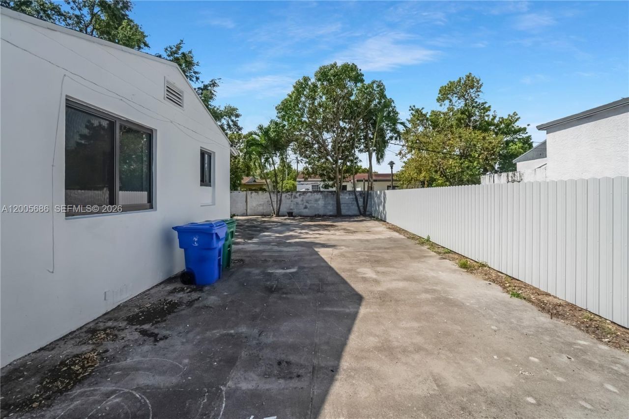1340 NW 52nd St, Miami, FL 33142 Photo
