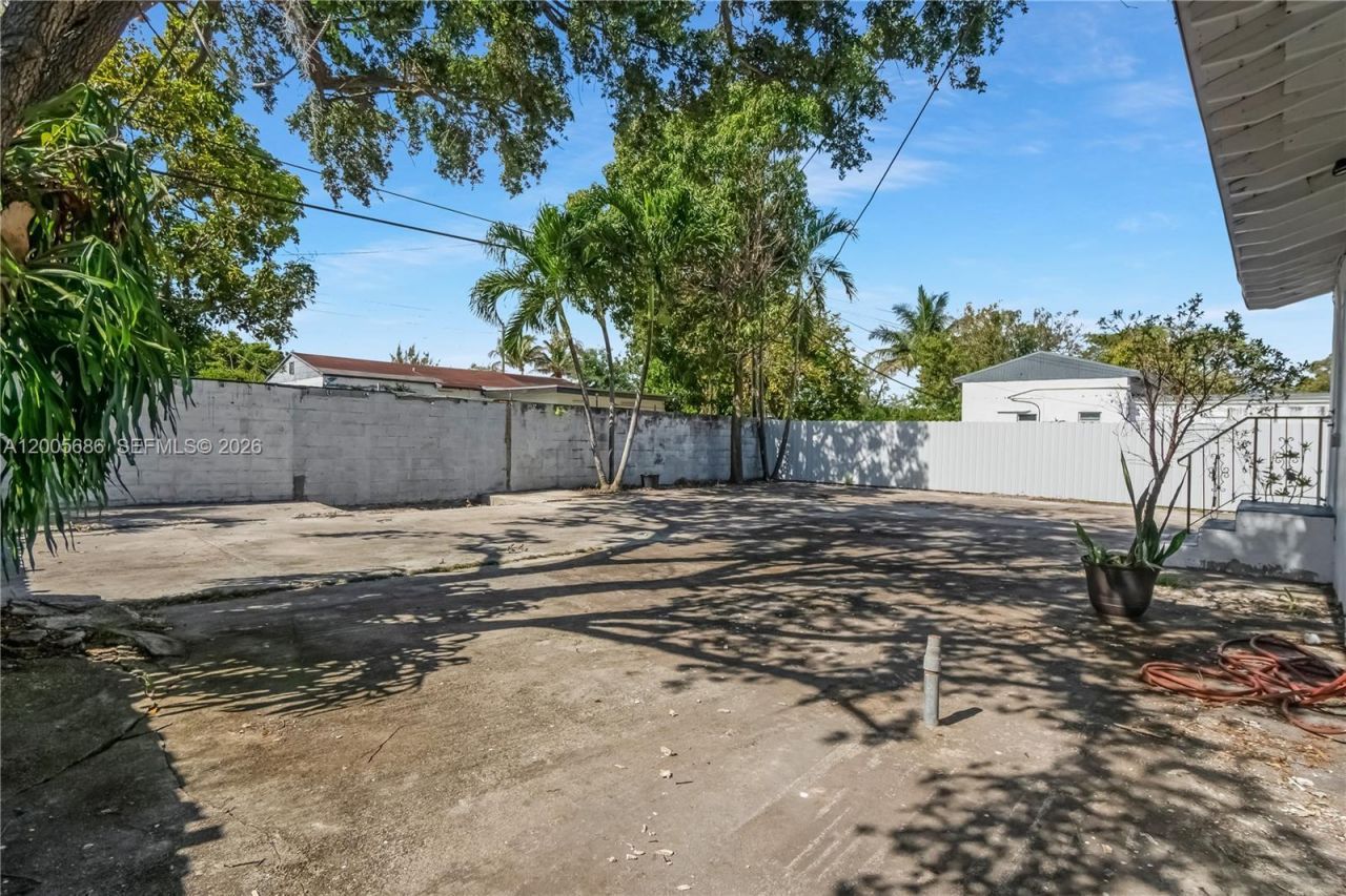 1340 NW 52nd St, Miami, FL 33142 Photo
