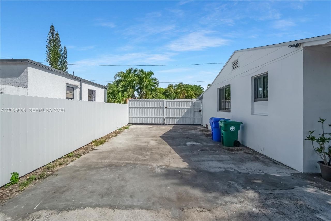 1340 NW 52nd St, Miami, FL 33142 Photo