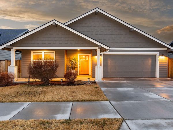 1811 NE 3rd Street, Redmond, OR 97756