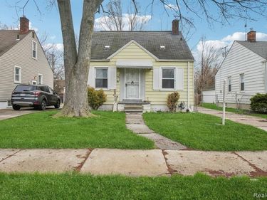 19717 Kenosha Street , Harper Woods, MI 48225